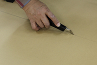 切る前に鉛筆などで線を引き、書いた線の上を何度かなぞるように切るときれいに切れる。